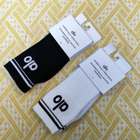 ✨Alo Yoga Socks 2 Pairs white and black - Picture 4 of 4